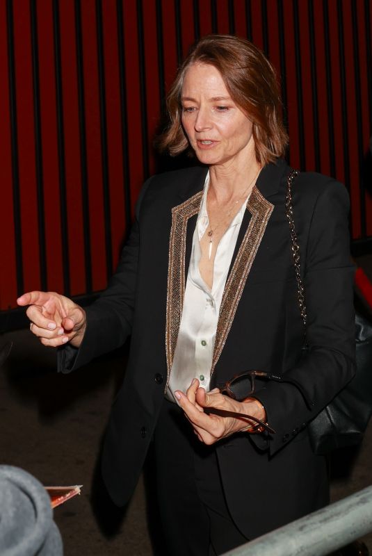 JODIE FOSTER Arrives at Vanity Fair & Amazon MGM Studios Party in Los Angeles 01/04/2025