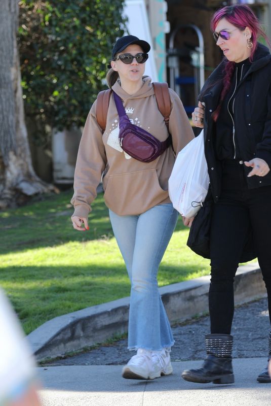 JODIE SWEETIN Out Shopping with a Friend at the Farmer