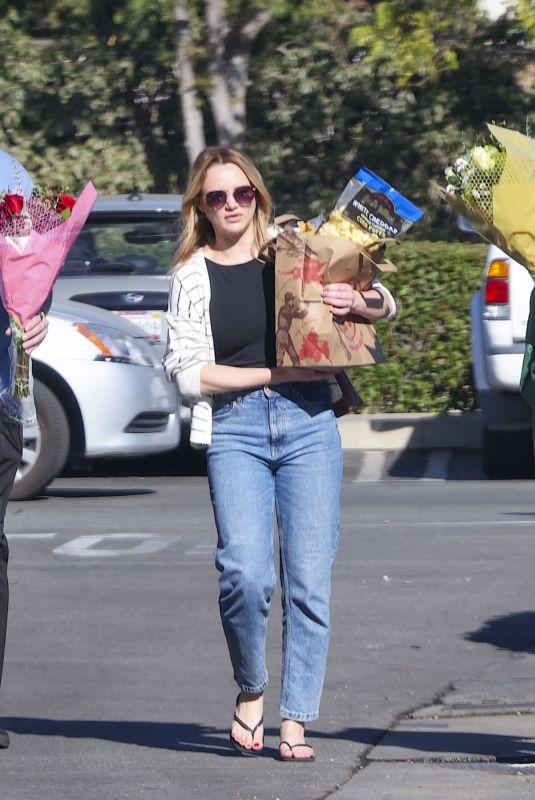 JOEY and HUNTER KING and Chris Copier Out Shopping in Los Angeles 01/11/2025