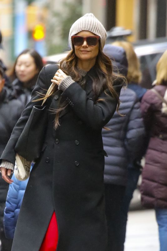 KATIE HOLMES Arrives at Barrymore Theatre in New York City 01/18/2025