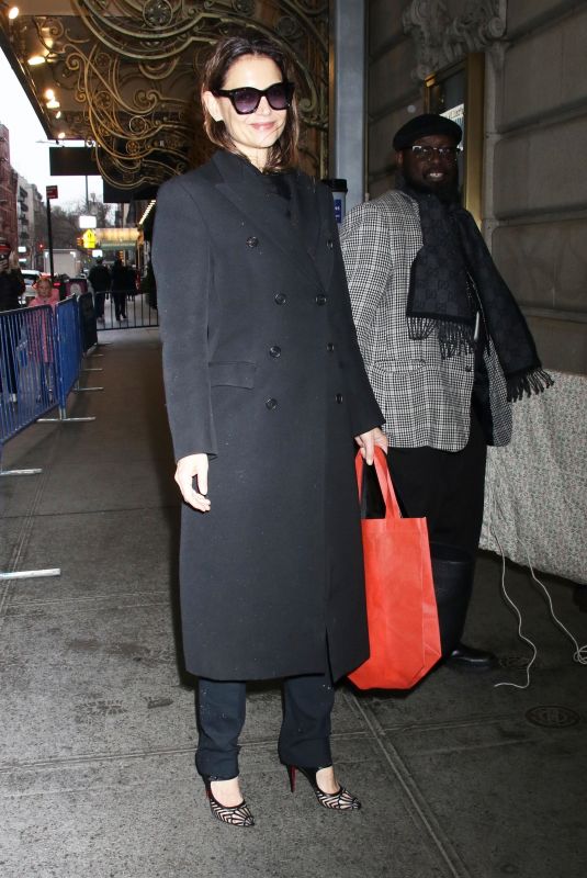 KATIE HOLMES Arrives at Her Final Performance of Broadway’s Our Town at Barrymore Theatre in New York 01/19/2025