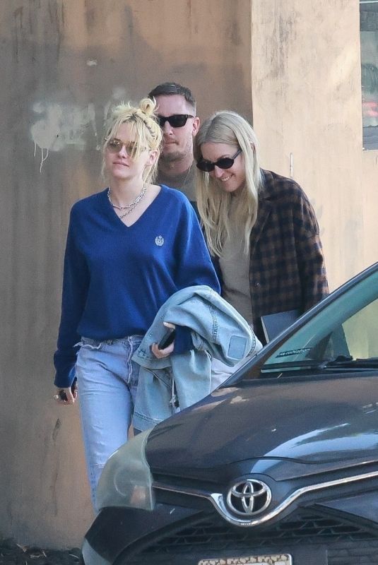 KRISTEN STEWART and DYLAN MEYER Out for Lunch with Friends in Los Feliz 01/18/2025