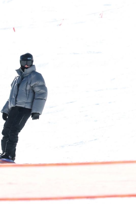 KYLIE and KENDALL JENNER Enjoy a Family Skiing Day in Aspen 01/18/2025