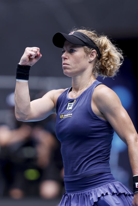 LAURA SIEGEMUND at Australian Open - Day 4 in Melbourne 01/15/2025