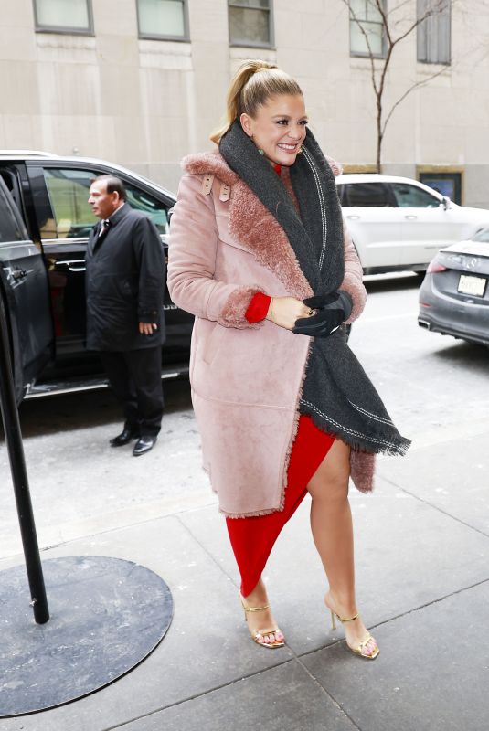 LAUREN ALAINA Arrives at NBC Rockefeller Building for Kelly Clarkson Show in New York City 01/21/2025