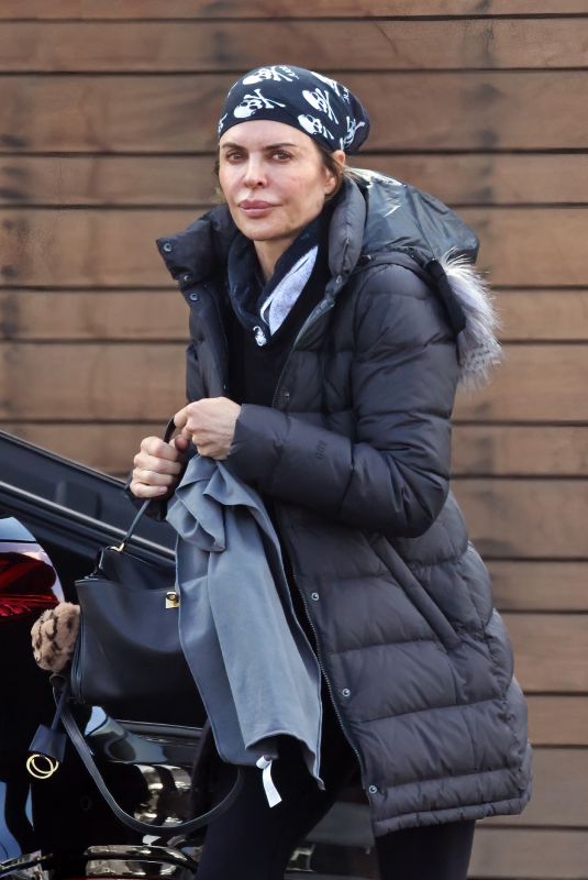 LISA RINNA Heading to Her Morning Yoga Session in Los Angeles 01/17/2025