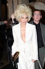 LISA RINNA in a Blonde Wig Arrives at Costes in Paris 01/29/2025