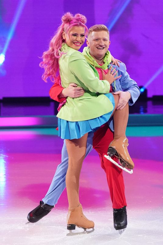 MOLLY BETH LANAGHAN at Dancing on Ice, Series 17, Episode 1 in Hertfordshire 01/12/2025