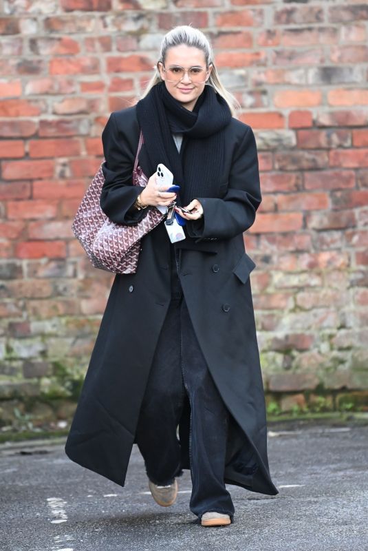 MOLLY MAE HAGUE Leaves Her Office in Hale 01/02/2025