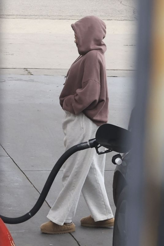 NOAH CYRUS at a Gas Station in Los Angeles 01/30/2025