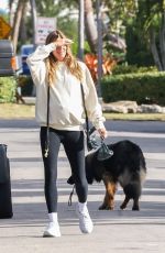 Pregnant GISELE BUNDCHEN Out with Her Dog in Miami 01/10/2025