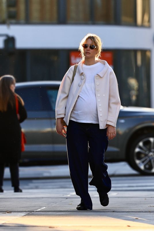 Pregnant JENNIFER LAWRENCE Out for Dinner in West Hollywood 01/02/2025