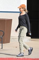 RENEE ZELLWEGER Takes Her Dog to the Vet 01/25/2025