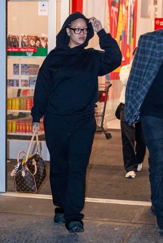 RIHANNA Flaunts Her Natural Beauty Out in New York 01/17/2025