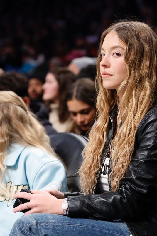 SYDNEY SWEENEY at New York Knicks vs Brooklyn Nets Game at Barclays Center in Brooklyn 01/21/2025