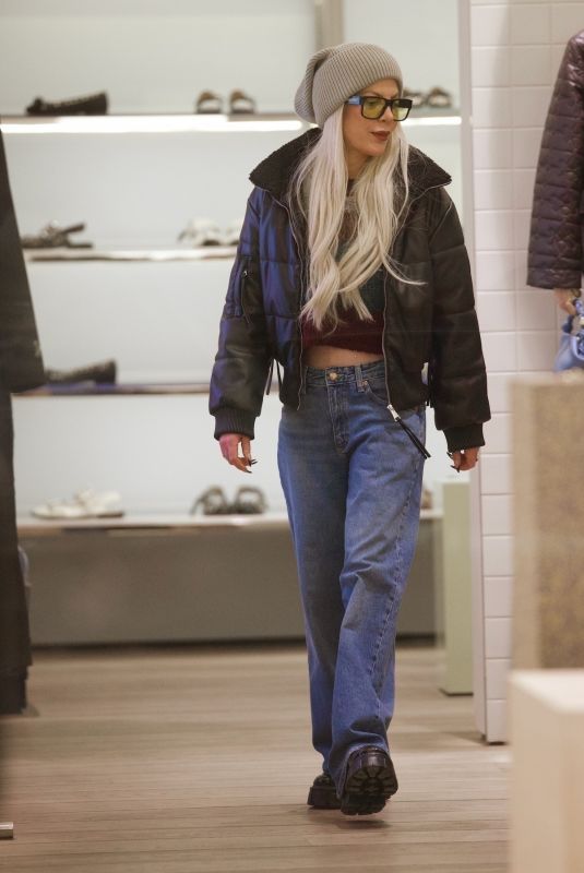 TORI SPELLING Out Shopping in New York City 01/27/2025