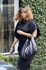 TYRA BANKS Out Shopping in Sydney After Revealing Loss of Los Angeles Home in Wildfires 01/19/2025