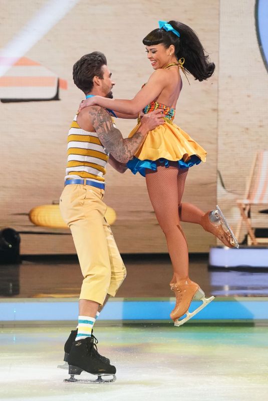 VANESSA BAUER at Dancing on Ice, Series 17, Episode 1 in Hertfordshire 01/12/2025