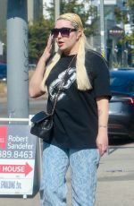 AMANDA BYNES Iut SShopping for Perfumes with a Friend in West Hollywood 02/02/2025