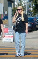 AMANDA BYNES Iut SShopping for Perfumes with a Friend in West Hollywood 02/02/2025