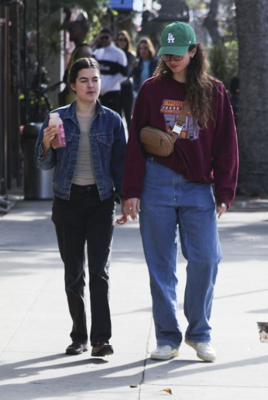 EMILY JAMES Grabbing a Quick Bite with a Friend at Aroma Cafe in Studio City 01/31/2025