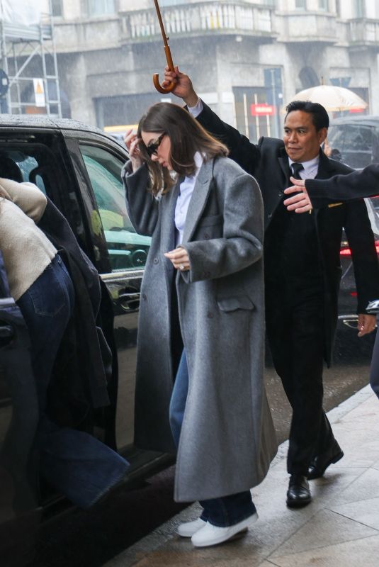 HAILEE STEINFELD Out on a Shopping Trip in Milan 02/25/2025