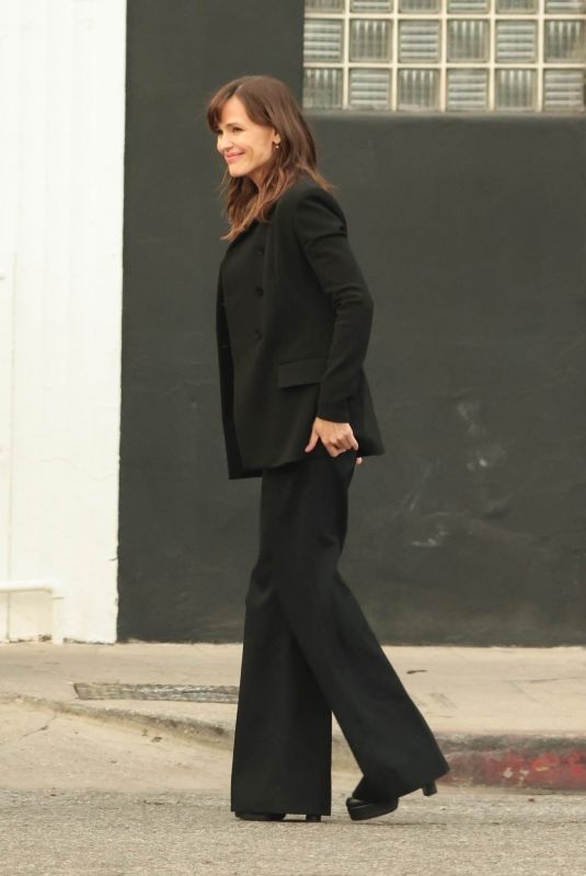 JENNIFER GARNER on the Set of The Last Thing He Told Me in Los Angeles 02/04/2025