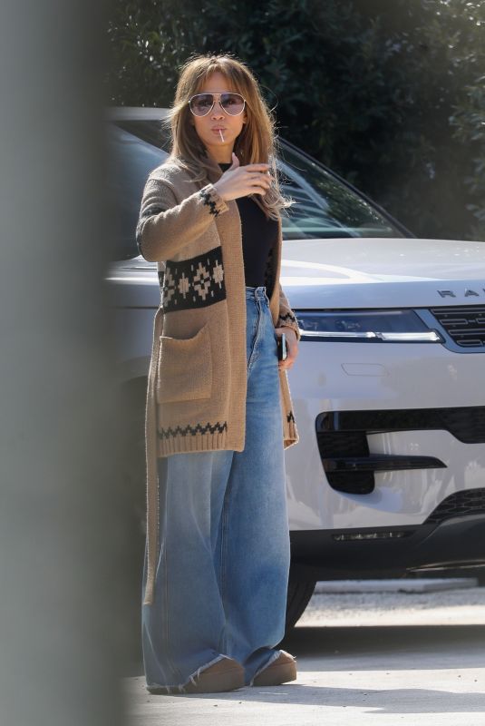 JENNIFER LOPEZ Checks Out Three Multimillion Homes in LA After Settling Divorce with Ben Affleck 01/31/2025