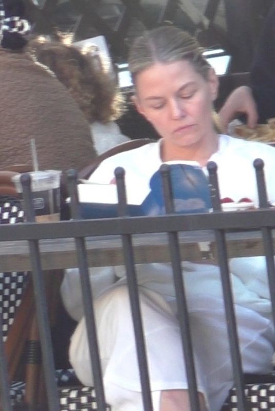 JENNIFER MORRISON Enjoys a Quiet Lunch while Reading in Los Angeles 02/01/2025