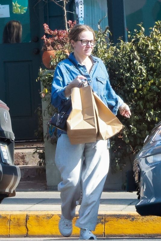KRISTEN BELL Grabs Takeout from All Time in Los Feliz 02/01/2025