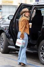 LAINEY WILSON Shopping at a Market in Los Angeles 01/30/2025