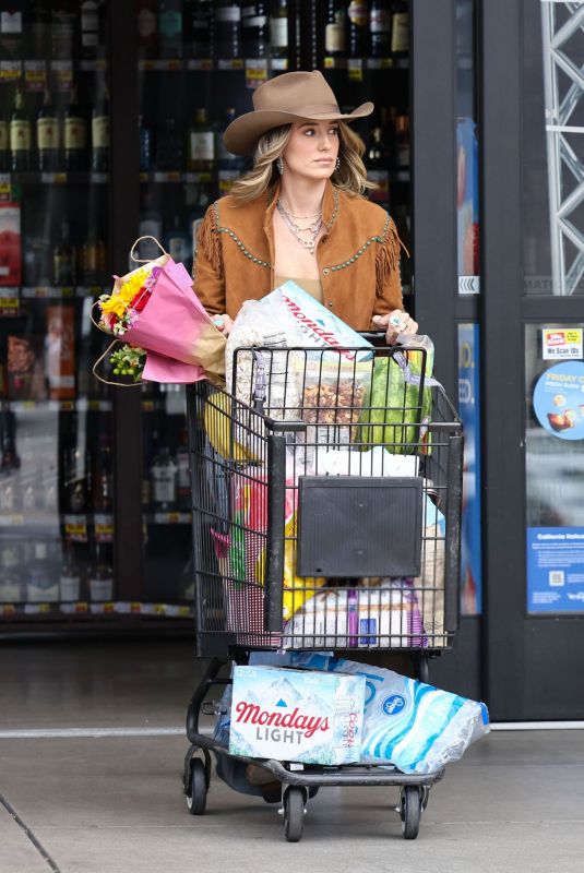 LAINEY WILSON Shopping at a Market in Los Angeles 01/30/2025