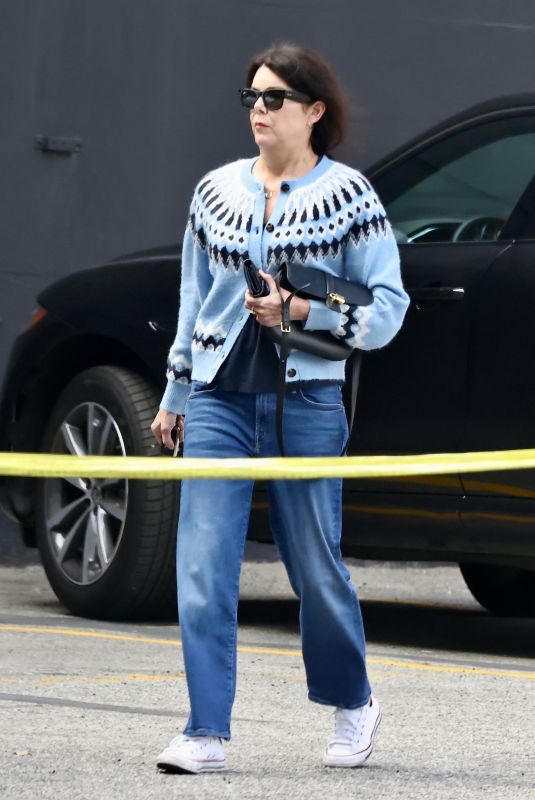 LAUREN GRAHAM Arrives at an Office Building in Los Angeles 02/19/2025