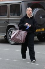 MOLLY MAE HAGUE Dumping Her Mercedes G-Wagon in a Loading Bay Near Her Cheshire Office 02/03/2025