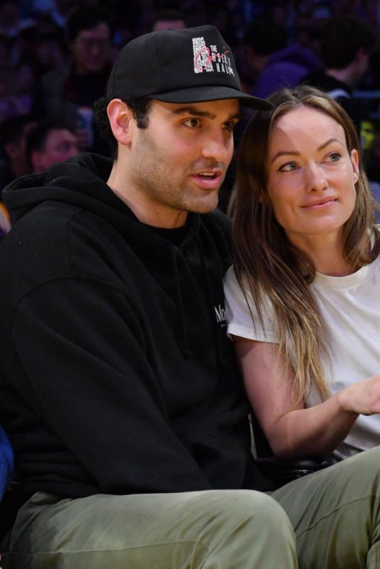 OLIVIA WILDE and Dane DiLiegro at LA Lakers vs Golden State Warriors Game at Crypto.com Arena 02/06/2025