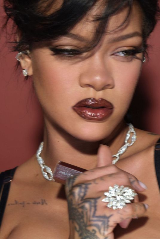 RIHANNA for Fenty Beauty: Gloss Bomb Shimmer Stix 2025