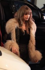 TAYLOR SWIFT Arrives for Dinner at Gianna