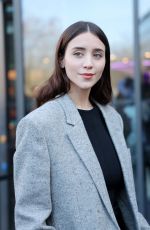 CAYLEE COWAN Arrives at Stella McCartney Fashion Show in Paris 03/05/2025