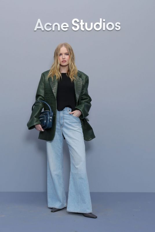 ELLIE BAMBER at Acne Studios Womenswear F/W 25-26 Show at Paris Fashion Week 03/05/2025