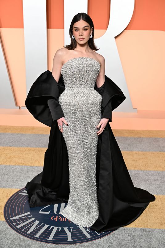 HAILEE STEINFELD at 2025 Vanity Fair Oscar Party in Beverly Hills 03/02/2025