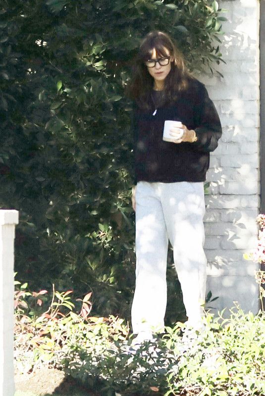 JENNIFER GARNER Out and About in Los Angeles 03/07/2025