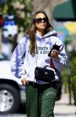 JESSICA ALBA Heading to a Chiropractor Appointment in Culver City 03/18/2025