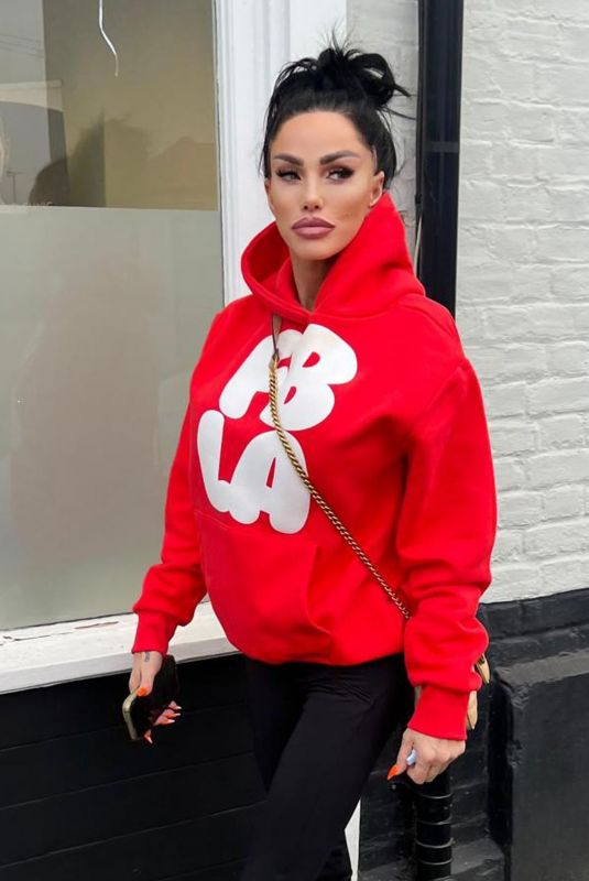 KATIE PRICE Out with Her New Lipgloss Tattooed on Her Lips from Killa Cosmetics 03/11/2025