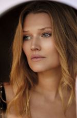 RONI GARRN for ¡Hola! Fashion, April 2025