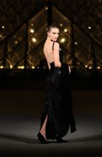 ROSIE HUNTINGTON-WHITELEY Arrives at Le Grand Diner du Louvre in Paris 03/04/2025