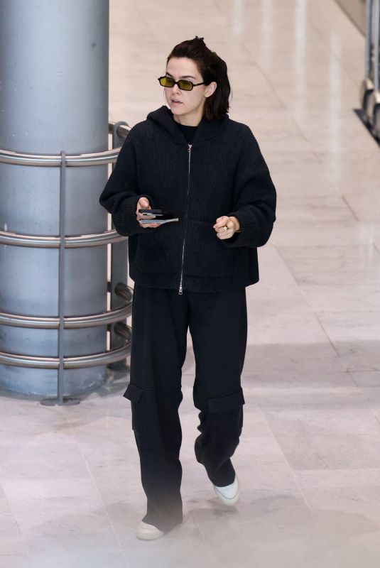ZOEY DEUTCH Arrives at Charles de Gaulle Airport in Paris 03/04/2025