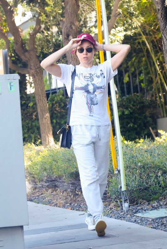 AUBREY PLAZA Out for a Quiet Breakfast Run in Los Angeles 04/11/2025