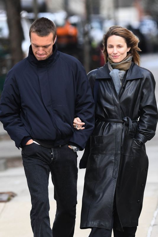 DIANNA AGRON Cozies up in New York with a Mystery Man 04/14/2025