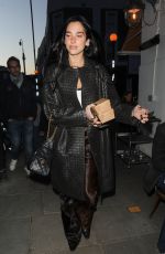 DUA LIPA Picks up Takeaway Food in London 04/16/2025