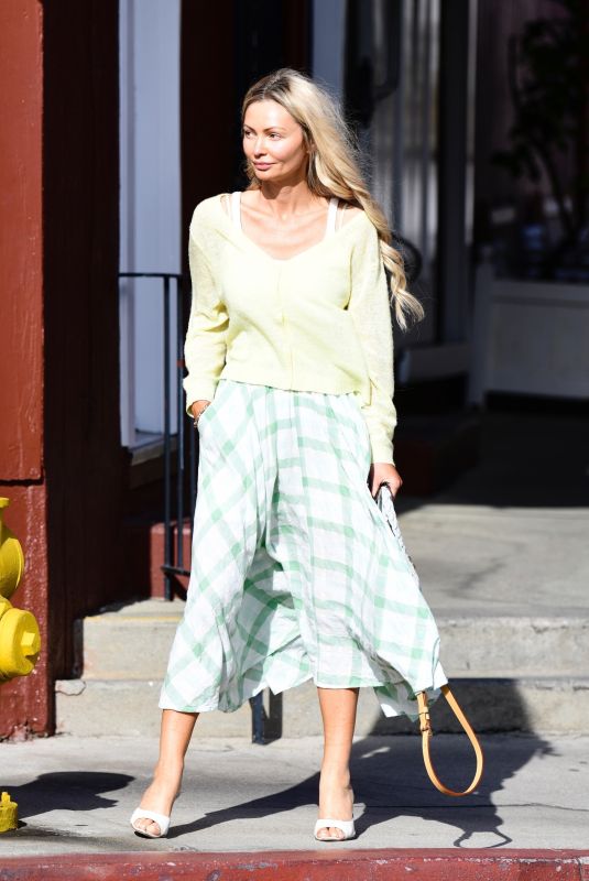 GIA SKOVA Meeting Friends at Country Mart in Brentwood 04/26/2025